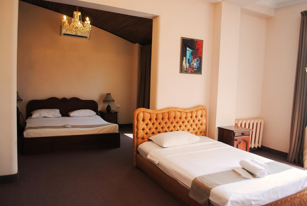 Hotel Sympatia ティビリシ エクステリア 写真